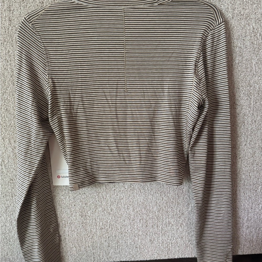 LULULEMON Hold Tight Straight-Hem Cropped Long Sleeve, Size 8/Medium. NWT. - Picture 2 of 8